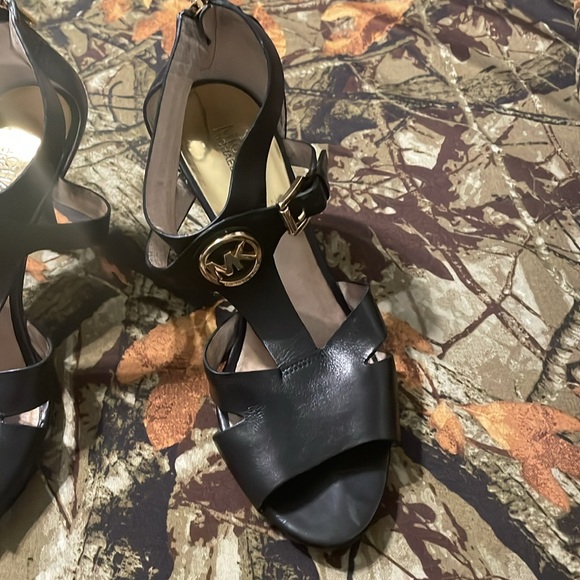 Beautiful Michael kors shoes - Picture 3 of 16